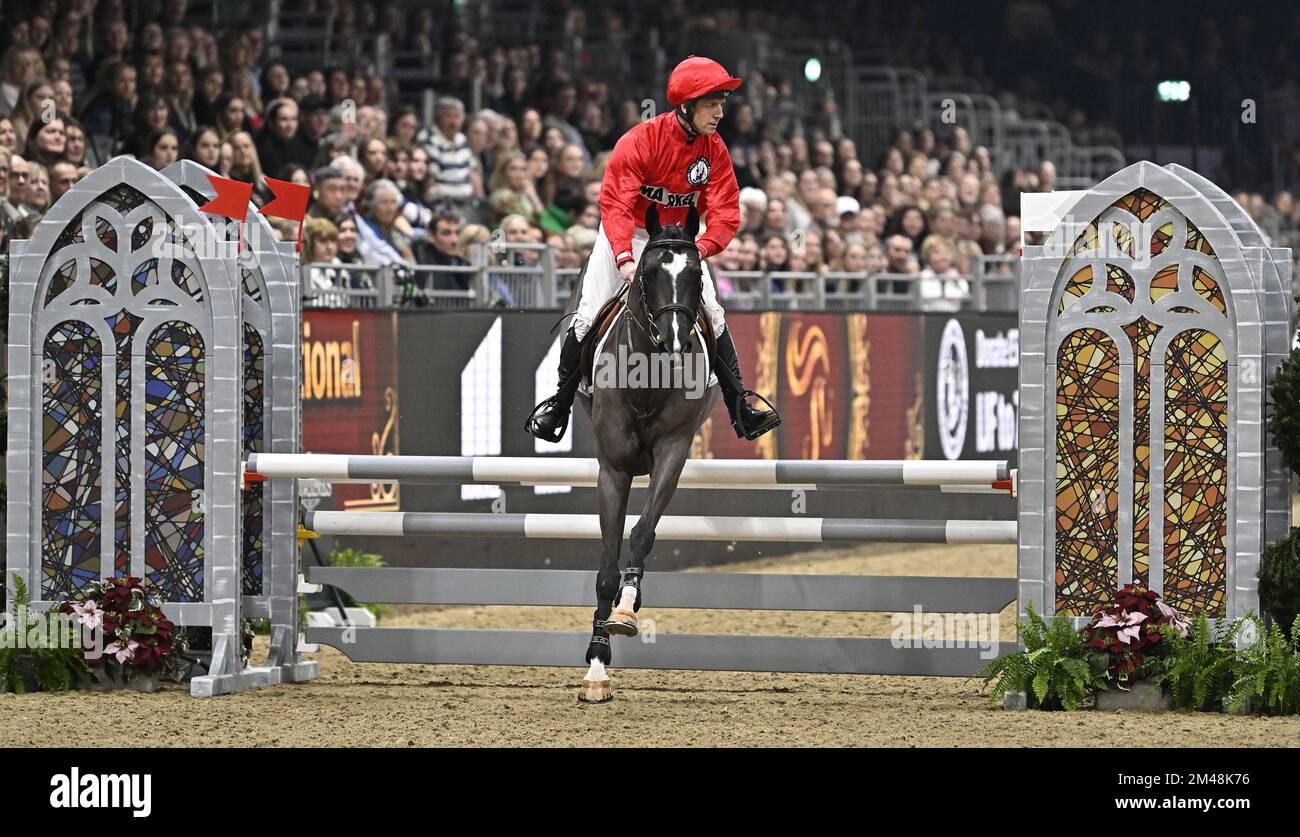 Royal Victoria Dock, Regno Unito. 19th Dec, 2022. London International Horse Show. Excel Londra. Royal Victoria Dock. Jim Crowley (GBR) durante il relè Markel Jockeys Jumping. Credit: Sport in Pictures/Alamy Live News Foto Stock