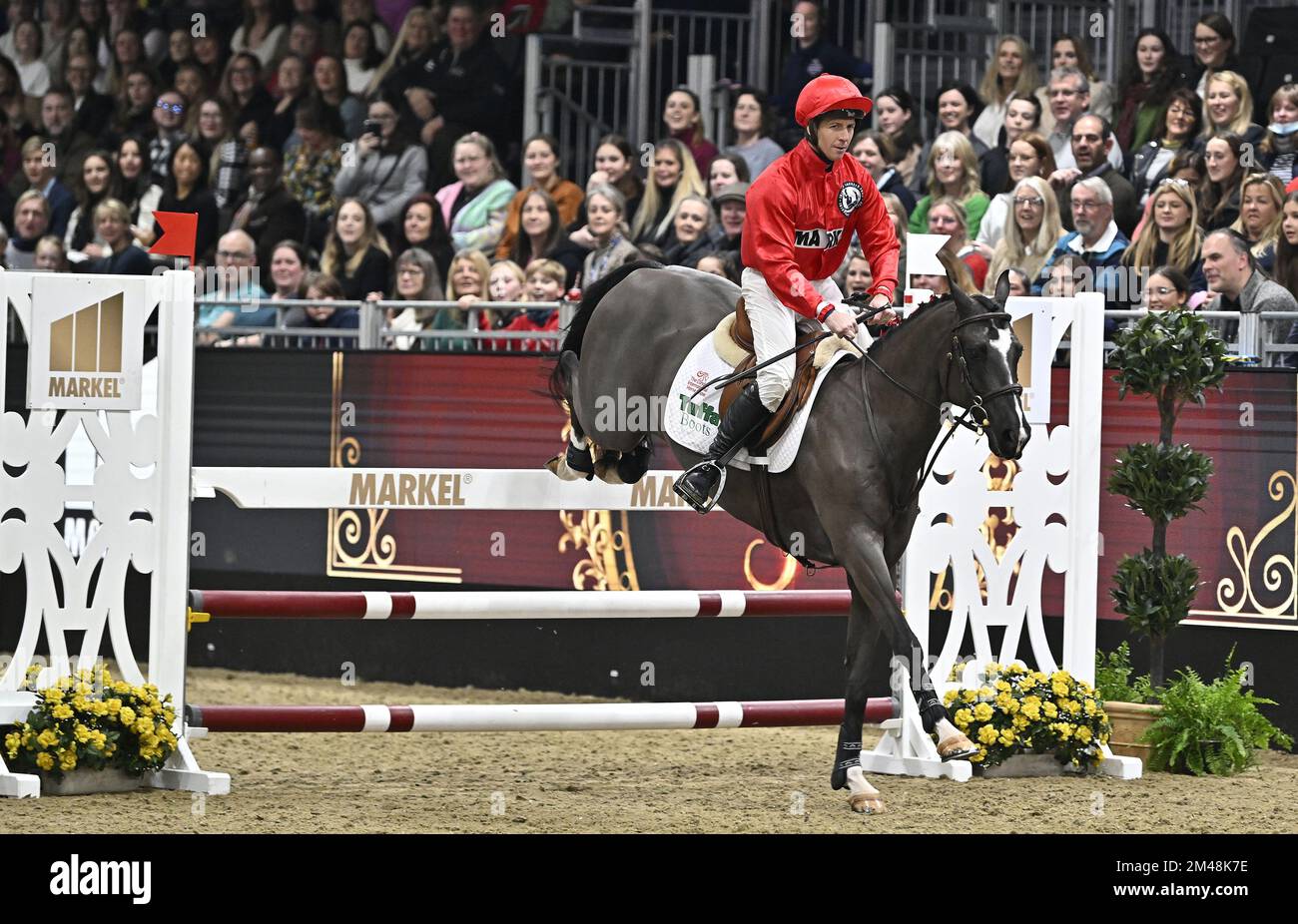 Royal Victoria Dock, Regno Unito. 19th Dec, 2022. London International Horse Show. Excel Londra. Royal Victoria Dock. Jim Crowley (GBR) durante il relè Markel Jockeys Jumping. Credit: Sport in Pictures/Alamy Live News Foto Stock