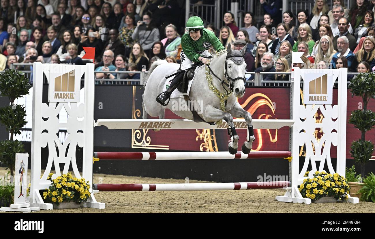 Royal Victoria Dock, Regno Unito. 19th Dec, 2022. London International Horse Show. Excel Londra. Royal Victoria Dock. Saffie Osborne (GBR) durante il relè Markel jockeys Jumping. Credit: Sport in Pictures/Alamy Live News Foto Stock