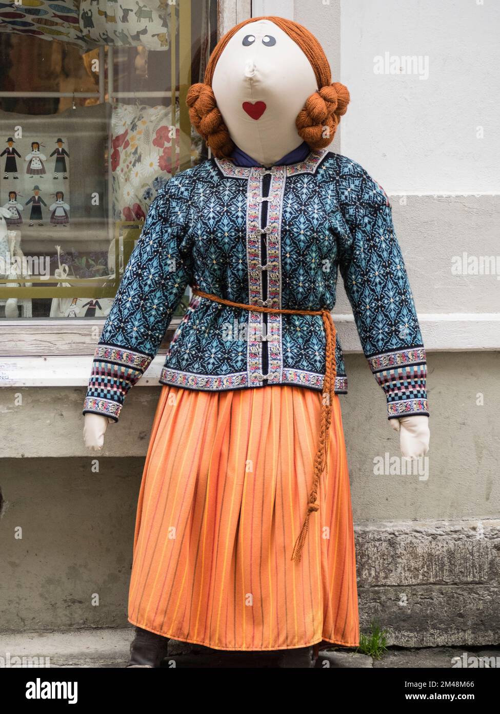 Grande bambola fuori negozio di artigianato, Città Vecchia, Tallinn, Estonia, Stati baltici, Europa Foto Stock