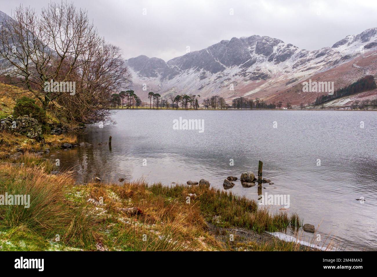 Buttermere lago e Haystack è caduto / montagna in inverno. Lake District National Park, Cumbria, Regno Unito Foto Stock