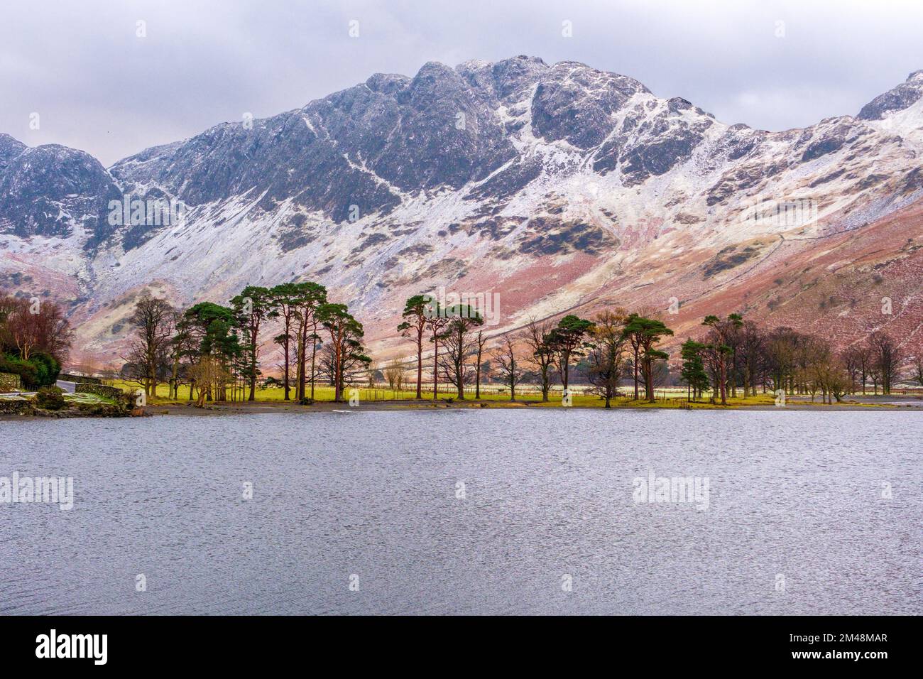 Buttermere lago e Haystack è caduto / montagna in inverno. Lake District National Park, Cumbria, Regno Unito Foto Stock