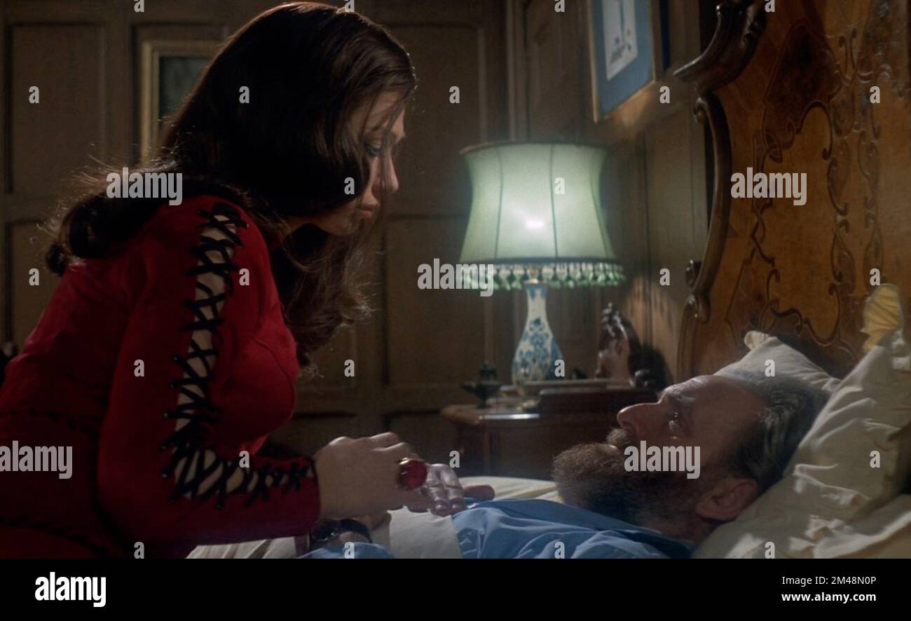 london-uk-valerie-leon-e-andrew-keir-in-una-scena-in-c-hammer-film