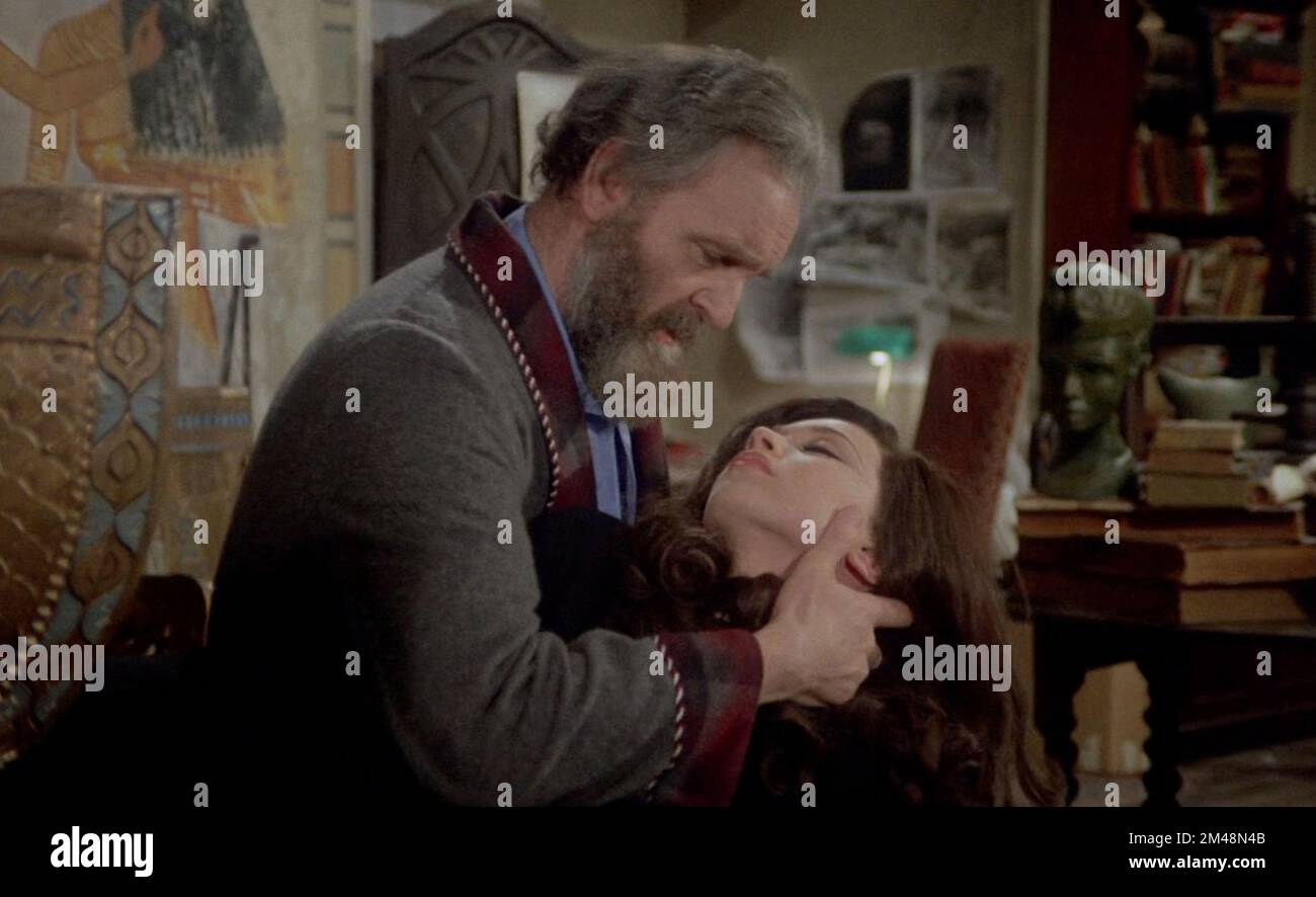 london-uk-andrew-keir-e-valerie-leon-in-una-scena-in-c-hammer-film