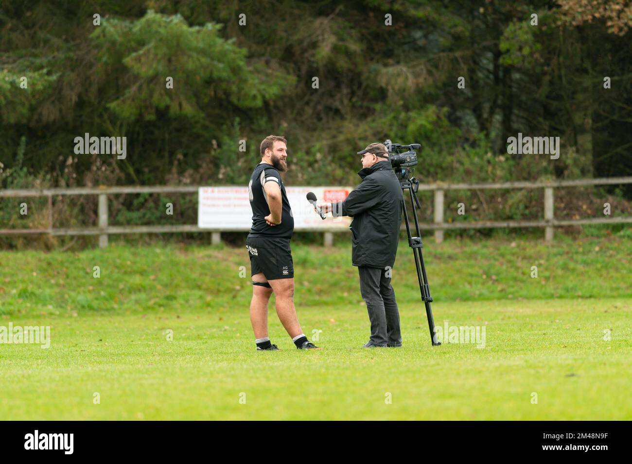 Il giornalista televisivo intervista il capitano Berwick sulla macchina fotografica dopo il club di rugby Berwick contro Howe del club di rugby Fife Mens match Foto Stock