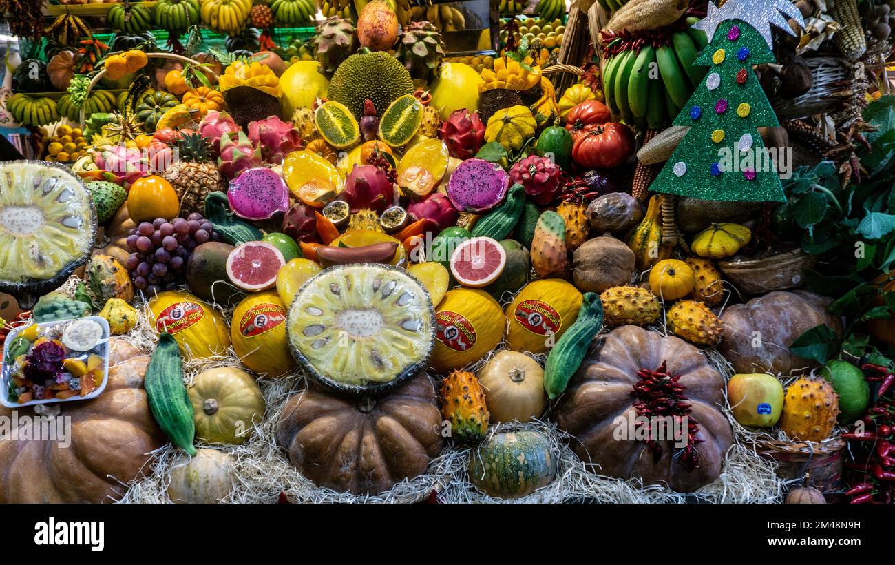 Un'esposizione molto colorata di un'ampia varietà di frutta nel mercato nel centro storico di Palmas in Gran Canaria. Foto Stock