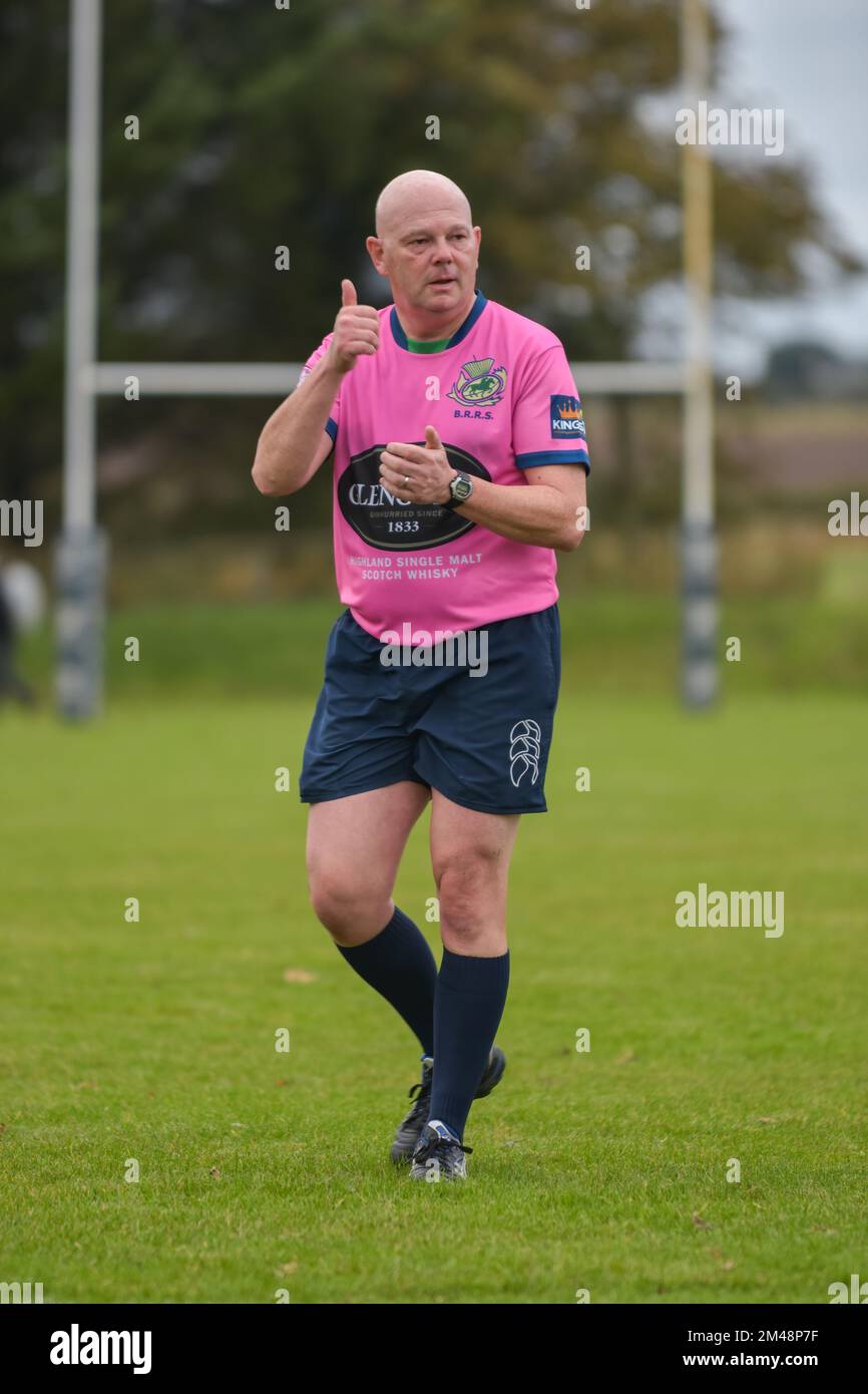 L'arbitro dà un pollice in su alla fine del Berwick rugby club contro Howe del Fife rugby club Mens match Foto Stock