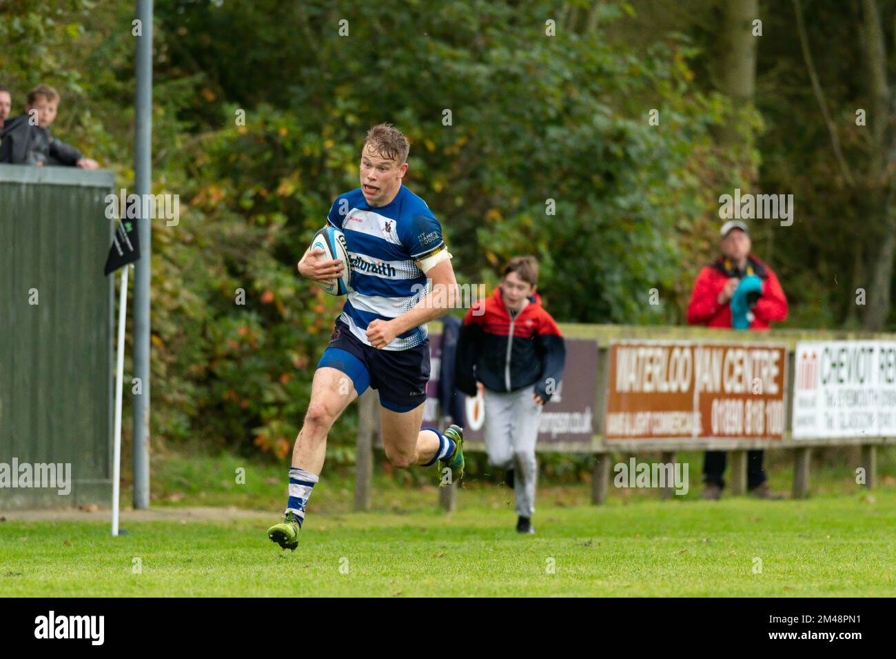 Il giocatore di Howe of Fife si mette in fila con i tifosi che guardano avanti durante la partita di rugby tra il club di rugby Berwick e il club di rugby Howe of Fife Mens Foto Stock