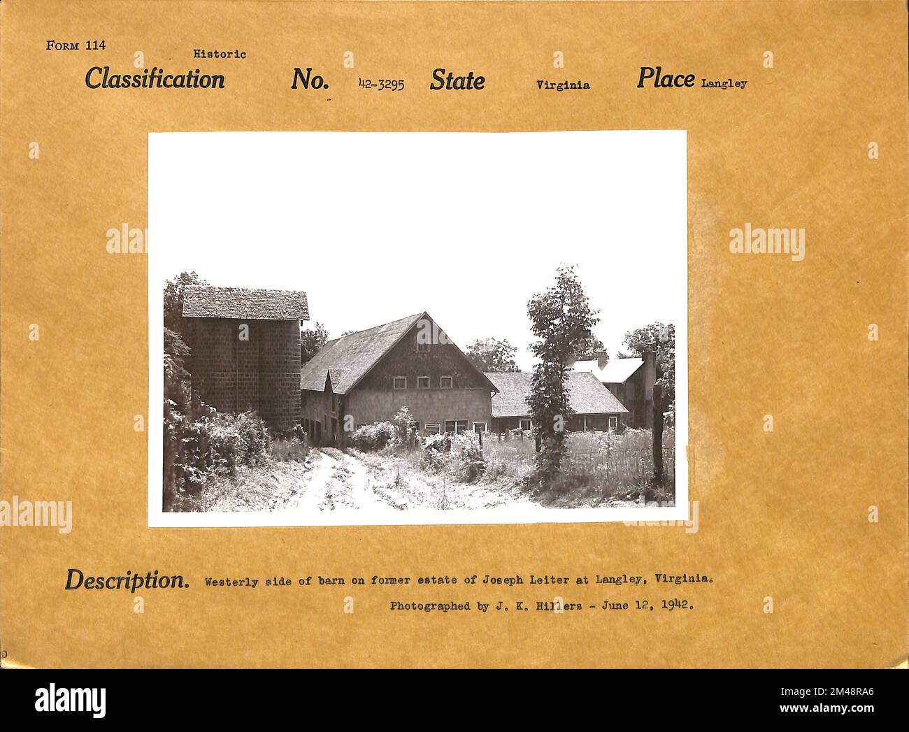 Lato occidentale del granaio su ex tenuta di Joseph Leiter a Langley, Virginia. Didascalia originale: Lato occidentale del fienile sull'ex tenuta di Joseph Leiter a Langley, Virginia, fotografata da J. K. Hillers - 12 giugno 1942. Foto Stock