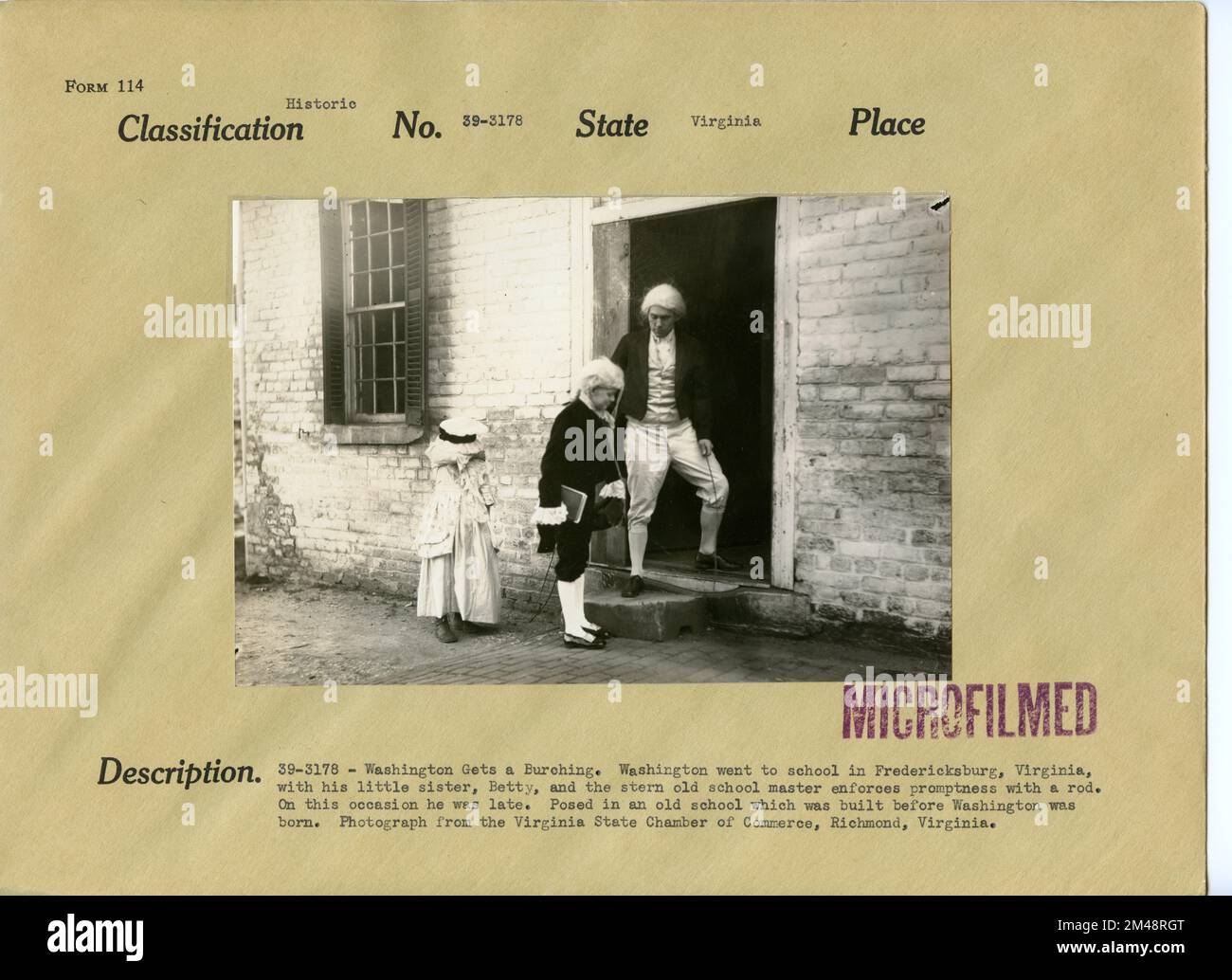 Washington ha un Burching. Didascalia originale: Washington ottiene un Burching. Washington andò a scuola a Fredericksburg, Virginia, con sua sorellina Betty, e il vecchio maestro di scuola severo impone la prontezza con un bastone. Su questa oocessione era in ritardo. Posto in una vecchia scuola che fu costruita prima della nascita di Washington. Fotografia dalla Camera di Stato della Virginia, Richmond, Virginia. Stato: Virginia. Foto Stock