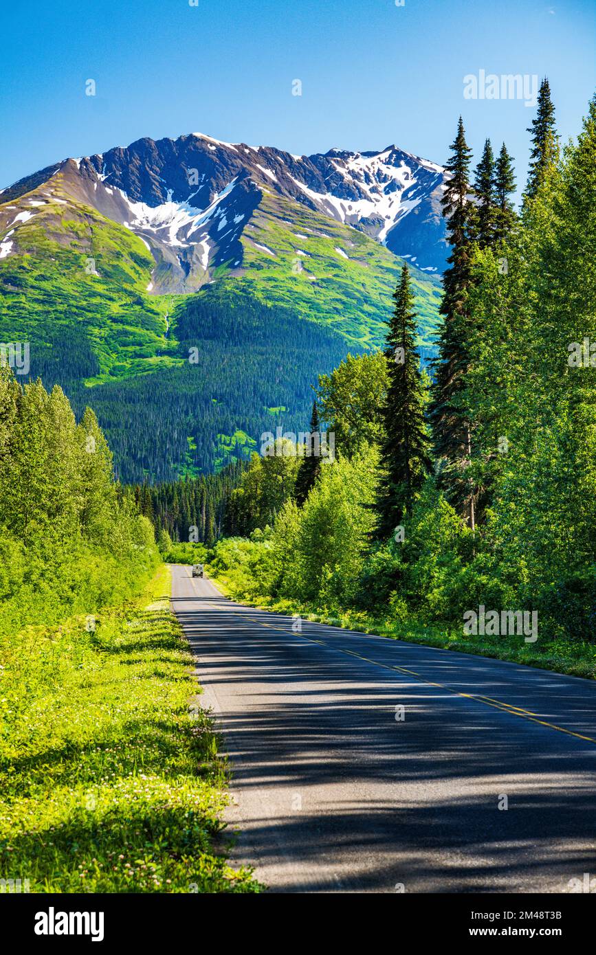 Camper guidando la Stewart-Cassiar Highway; vicino a Red Flats Rest Area; Oweegee Range; British Columbia; Canada Foto Stock