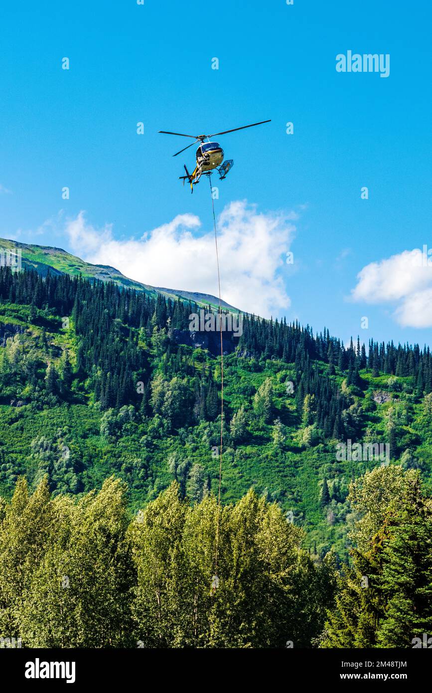 Elicottero che effettua trasporto in ascensore; Bell 2 Lodge; Stewart-Cassiar Highway; Oweegee Range; British Columbia; Canada Foto Stock