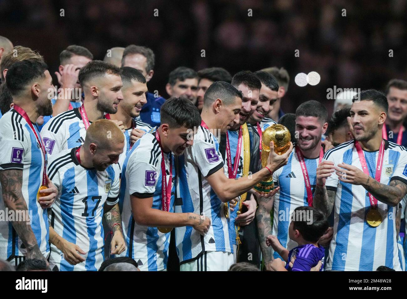 18 dicembre 2022: LUSAIL, QATAR - 18 DICEMBRE: Giocatore di Argentina Ãngel di MarÃ-a tiene il trofeo di Coppa del mondo 2022 dopo la partita finale della Coppa del mondo FIFA Qatar 2022 tra Argentina e Francia al Lusail Stadium il 18 dicembre 2022 a Lusail, Qatar. (Credit Image: © Florencia Tan Jun/PX Imagens via ZUMA Press Wire) Foto Stock