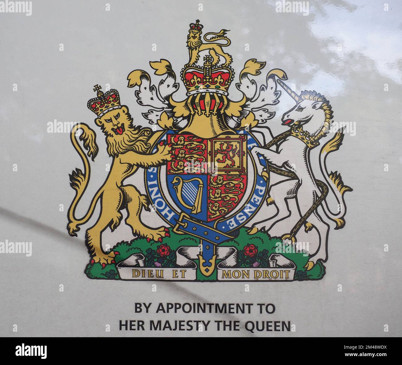 LONDRA, Regno Unito - CIRCA OTTOBRE 2022: Stemma reale del Regno Unito su un furgone su appuntamento a HM la regina Foto Stock