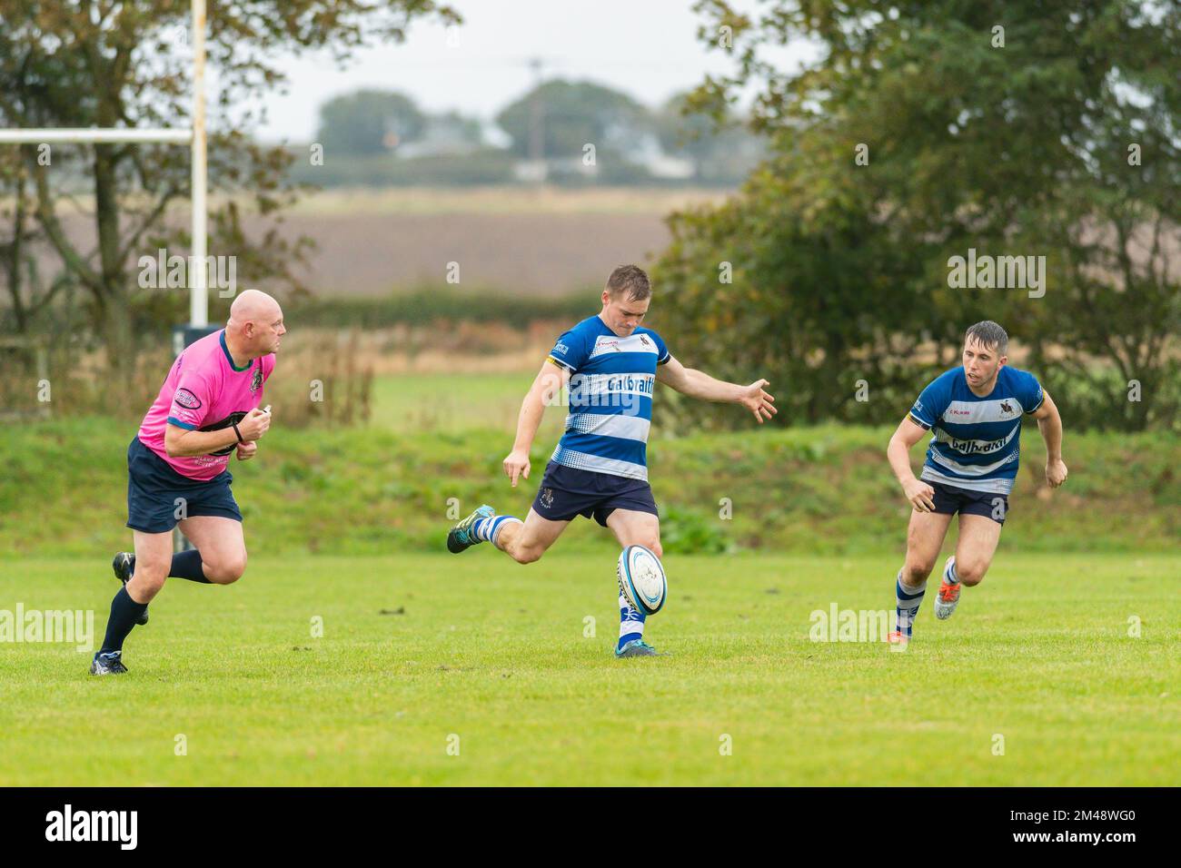 Il giocatore Howe of Fife riavvia il gioco con un calcio di lancio durante la partita tra il club di rugby Berwick e il club di rugby Howe of Fife Mens Foto Stock