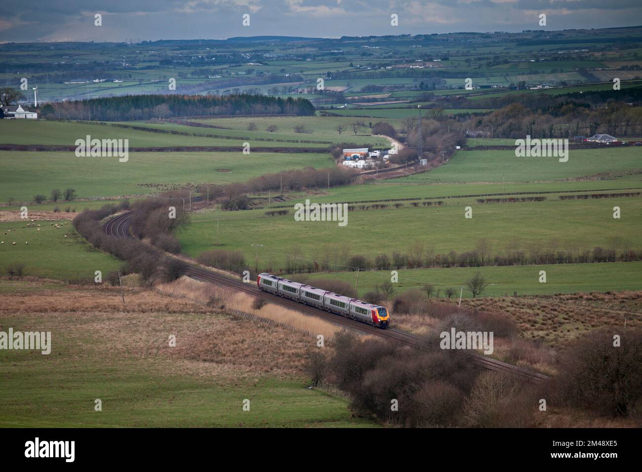 Treno Virgin classe 221 voyager che passa per Mossgiel, nella campagna della Scozia meridionale, con un treno anglo-scozzese deviato Foto Stock