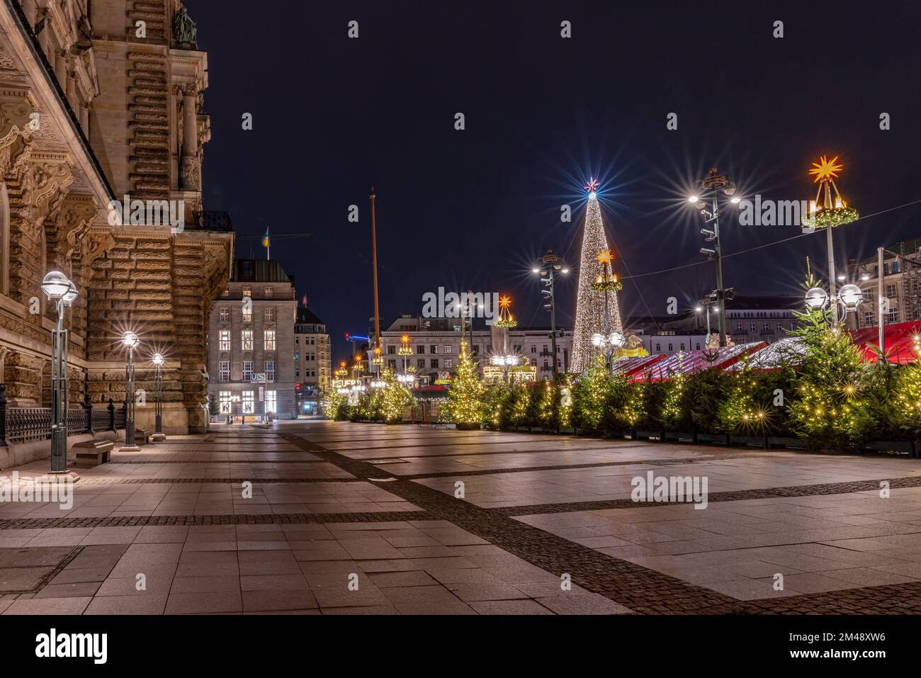 Amburgo, Germania - 11 27 2022: Ripresa notturna del mercatino di Natale sul Rathausmarkt di Amburgo Foto Stock