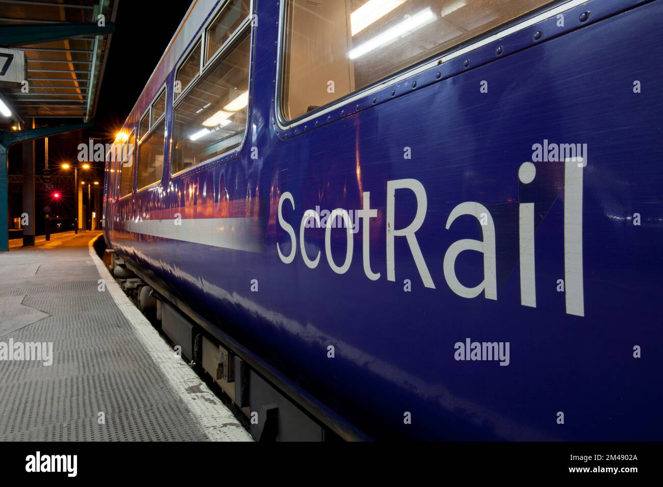 Scritta Scotrail sul lato di un treno di classe 156 Foto Stock