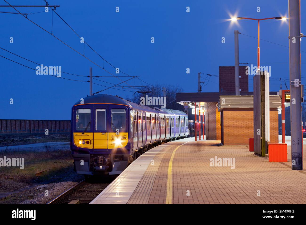 Treno elettrico di classe 319 della Northern Rail 319366 alla stazione ferroviaria di Wigan North Western in attesa di partire all'alba Foto Stock
