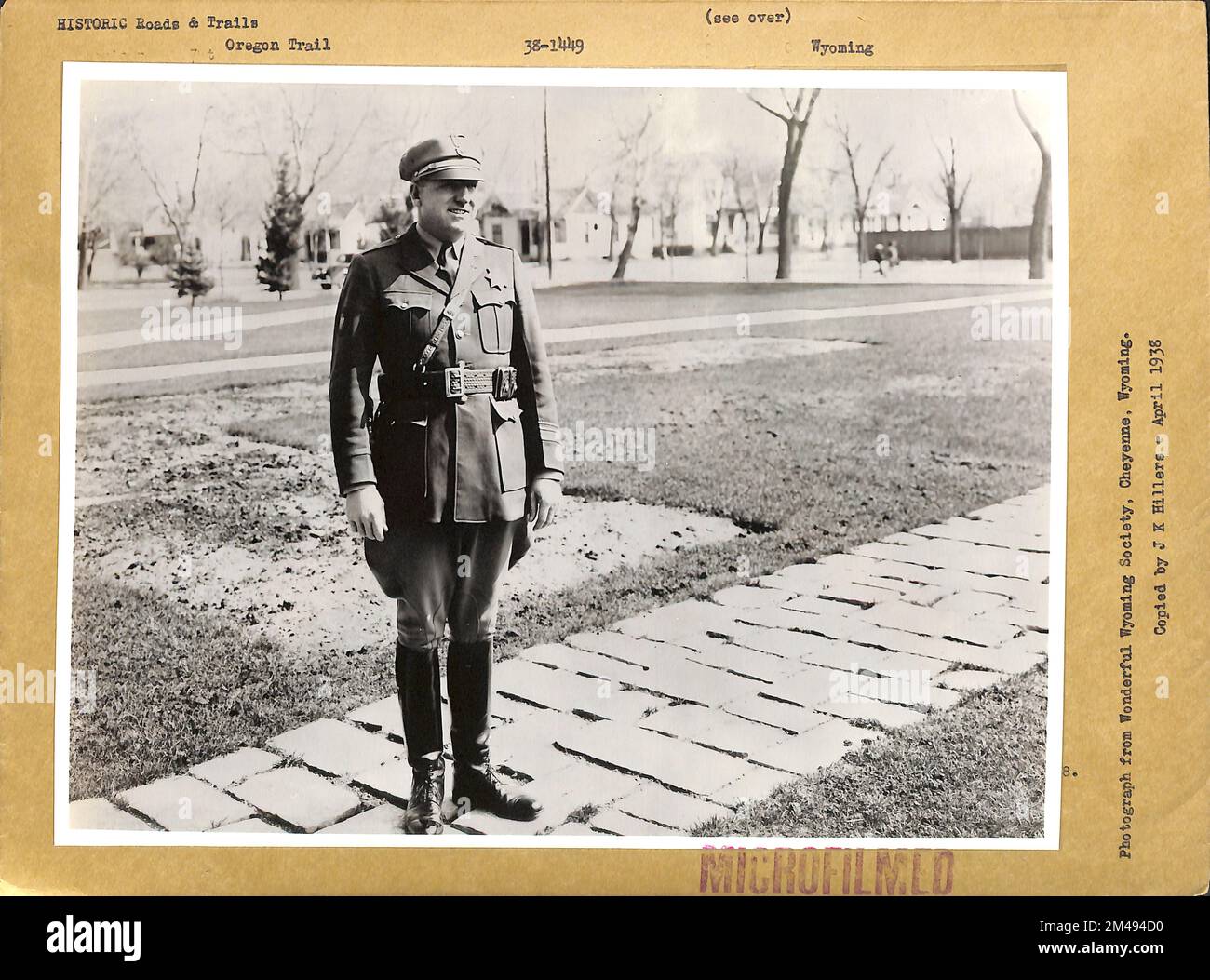 Capitano Smith della Patrol di Stato. Didascalia originale: Captain Smith of the state Patrol: Wyoming ha una piccola ma efficiente organizzazione di pattuglia autostradale distribuita in tutto lo Stato dalle località. Fotografia dalla Wonderful Wyoming Society, Cheyenne, Wyoming. Copiato da J. K. Hillers - Aprile 1938. Stato: Wyoming. Foto Stock