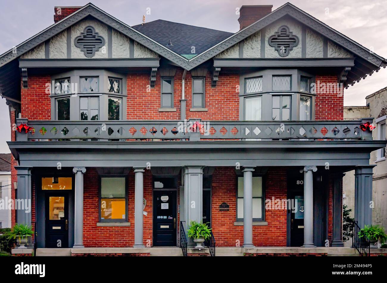 Una casa storica si trova su Government Street nel quartiere storico di Oakleigh Garden, 16 dicembre 2022, a Mobile, Alabama. Foto Stock