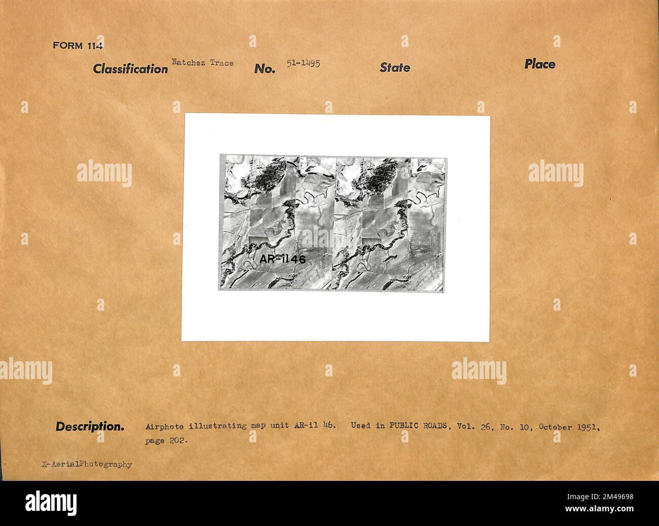 Foto aerea che illustra l'unità MAP Ar-il 46. Didascalia originale: Airphoto che illustra l'unità cartografica AR-il 46. Utilizzato su STRADE PUBBLICHE, Vol. 26. 10, 15 ottobre 1951, pag. 202. Fotografia aerea X. Foto Stock