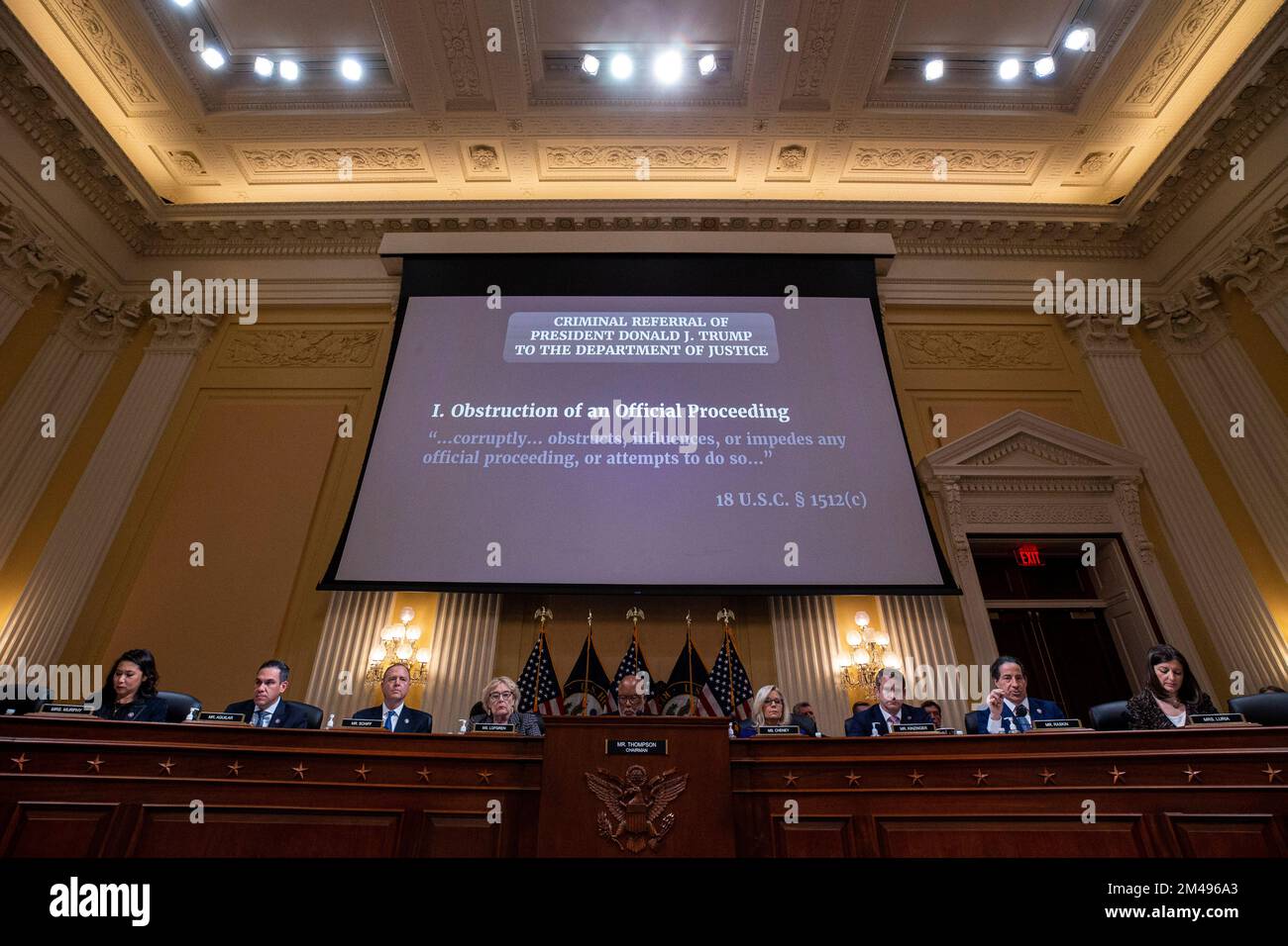 Washington, DC, USA, 19 dicembre 2022. Washington, DC, Stati Uniti. 19th Dec, 2022. "Rinvio penale del presidente Donald J. Trump al Dipartimento di Giustizia" visualizzato su uno schermo durante un'audizione del Comitato Select per indagare sull'attacco del gennaio 6th al Campidoglio degli Stati Uniti a Washington, DC, USA, lunedì 19 dicembre, 2022. La commissione che indaga sull'insurrezione mortale del 6 gennaio del Campidoglio completerà la sua indagine di 17 mesi con voti sulle raccomandazioni per la prima azione penale di un ex presidente, con reati tra cui l'insurrezione. Credito: Al Drago/piscina via CNP/dpa/Alamy Live N Foto Stock