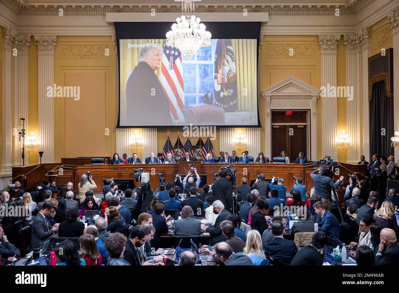 Washington, DC, USA, 19 dicembre 2022. Washington, DC, Stati Uniti. 19th Dec, 2022. L'ex presidente degli Stati Uniti Donald J. Trump è mostrato in un grafico come US House Select Committee per indagare sull'attacco del gennaio 6 al Campidoglio degli Stati Uniti a Washington, DC ha tenuto la sua riunione finale per votare sui rinvii criminali contro l'ex presidente Donald Trump a Capitol Hill nel Cannon House Office Building a Washington, DC, USA, 19 dicembre 2022. Credito: Jim Loscalzo/Pool tramite CNP/dpa/Alamy Live News Foto Stock