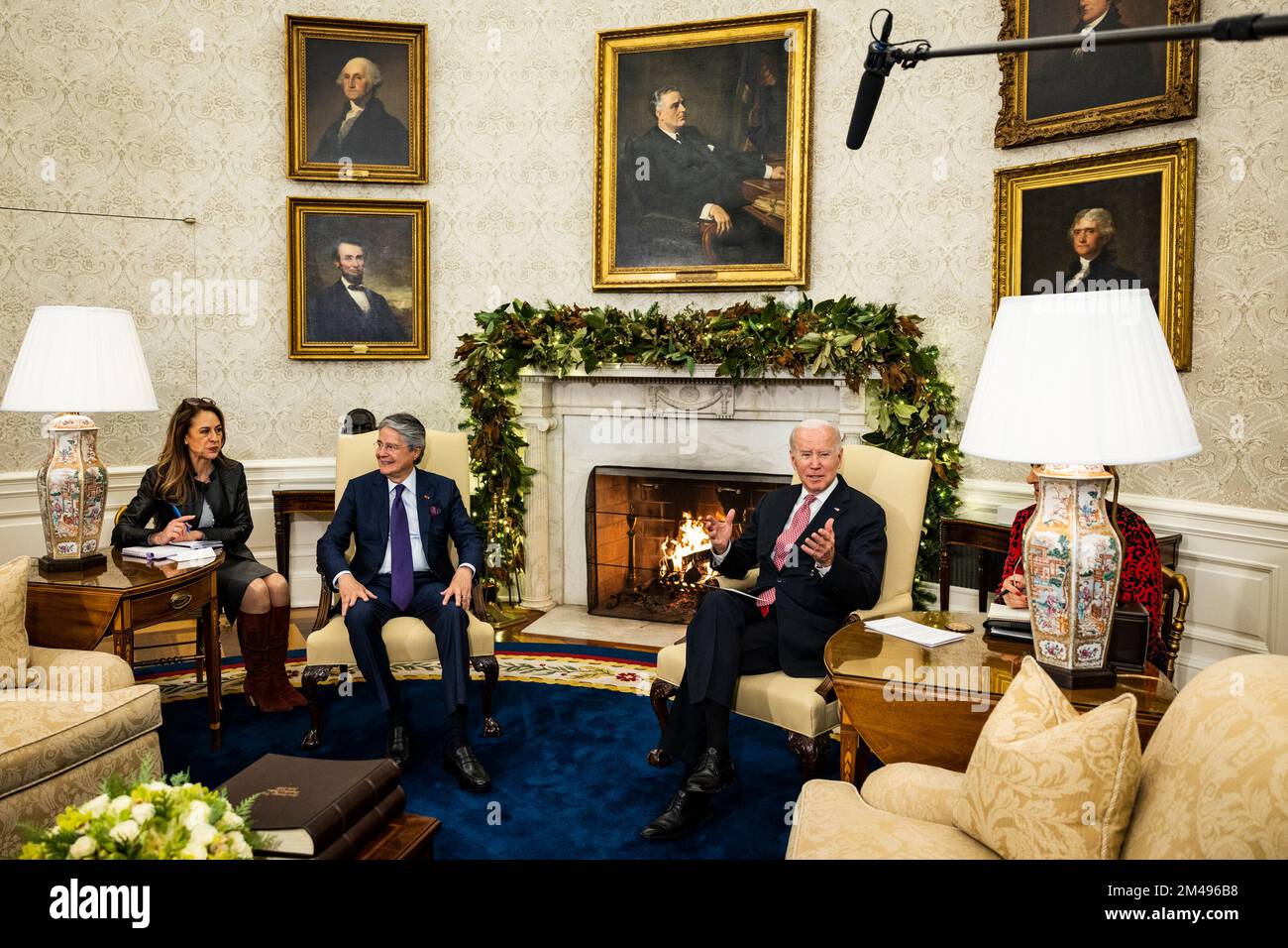 Washington, DC. 19th Dec, 2022. Il Presidente DEGLI STATI UNITI Joe Biden (R) incontra il Presidente ecuadoriano Guillermo lasso nell'Ufficio ovale della Casa Bianca di Washington, DC, il 19 dicembre 2022. Credito: Samuel Corum/Pool tramite CNP/dpa/Alamy Live News Foto Stock