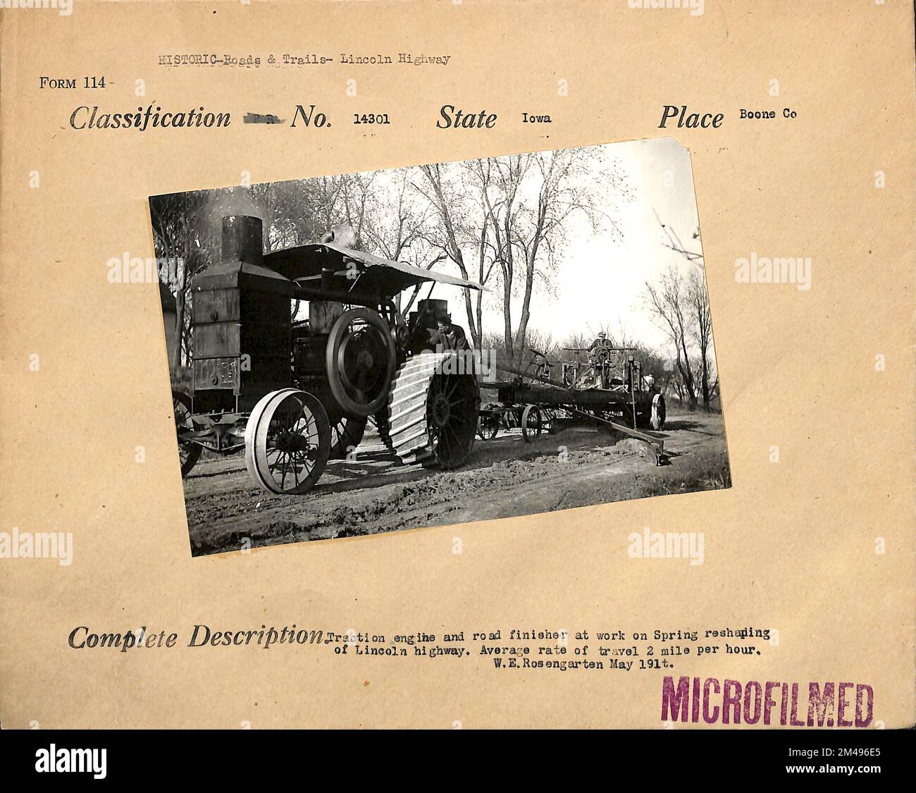 Il motore del trattore e la finitura stradale sono in fase di ristrutturazione primaverile della Lincoln Highway, con una velocità di marcia media di 2 miglia all'ora. Didascalia originale: Motore del trattore e finitura stradale al lavoro sulla rimodellamento primaverile della Lincoln Highway. La velocità media di viaggio è di 2 km all'ora. W. E. Rosegarten Maggio 1916. Stato: Iowa luogo: Boone County. Foto Stock