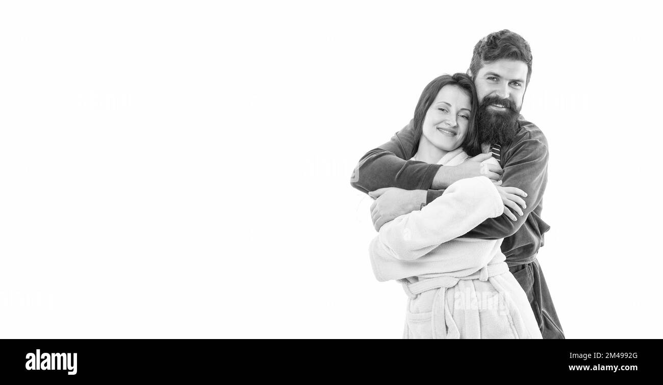 Coppia di famiglia in abiti di uomo felice hugging donna al mattino isolato su bianco copia spazio, romanticismo Foto Stock