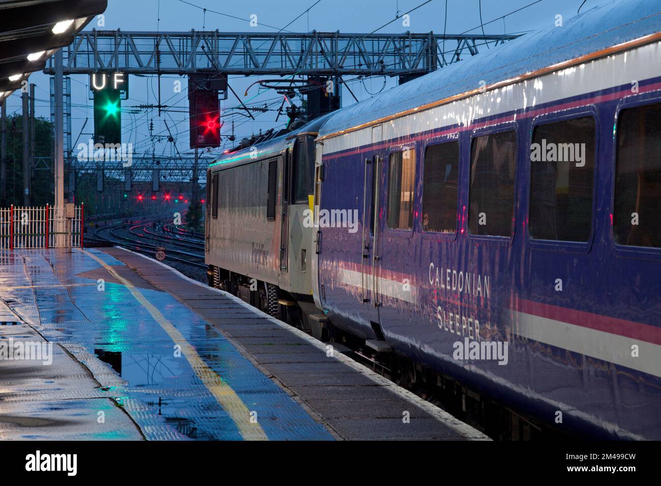 Il treno Highland Caledonian Sleeper alla stazione ferroviaria di Preston trainato da una locomotiva elettrica Freightliner classe 90 Foto Stock