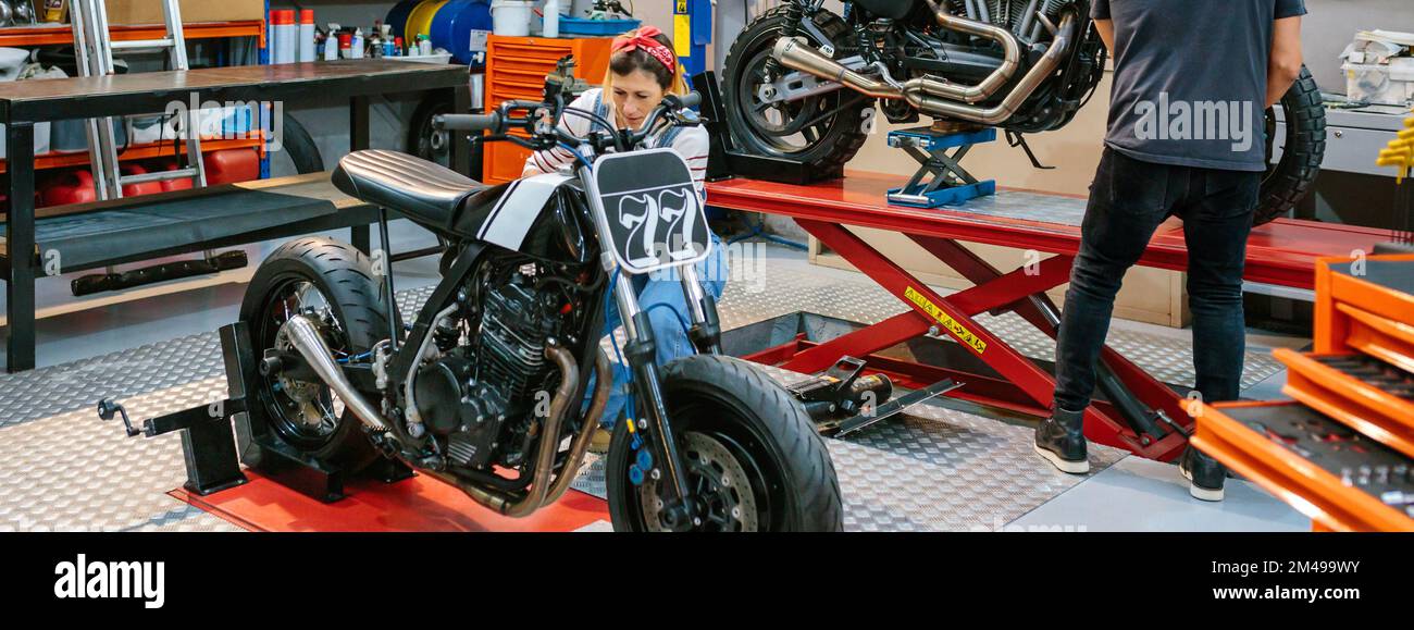 Meccanico riparazione motocicletta personalizzata in fabbrica Foto Stock
