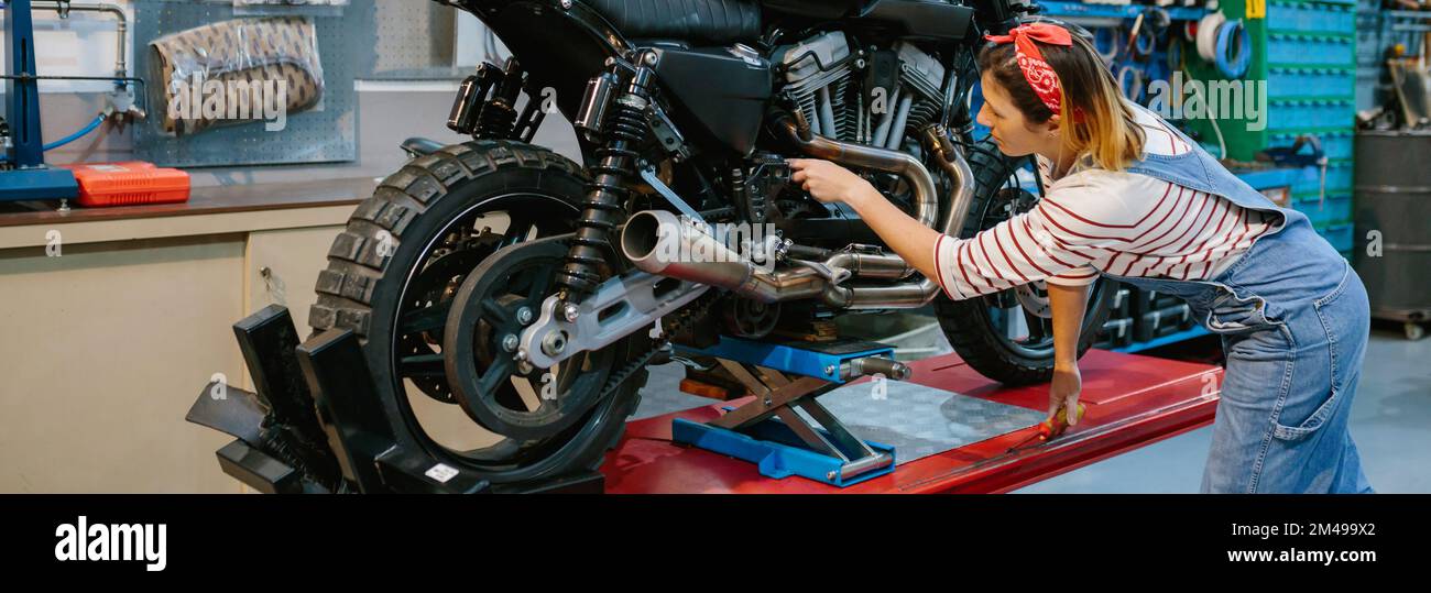 Revisione meccanica del motore della moto in fabbrica Foto Stock