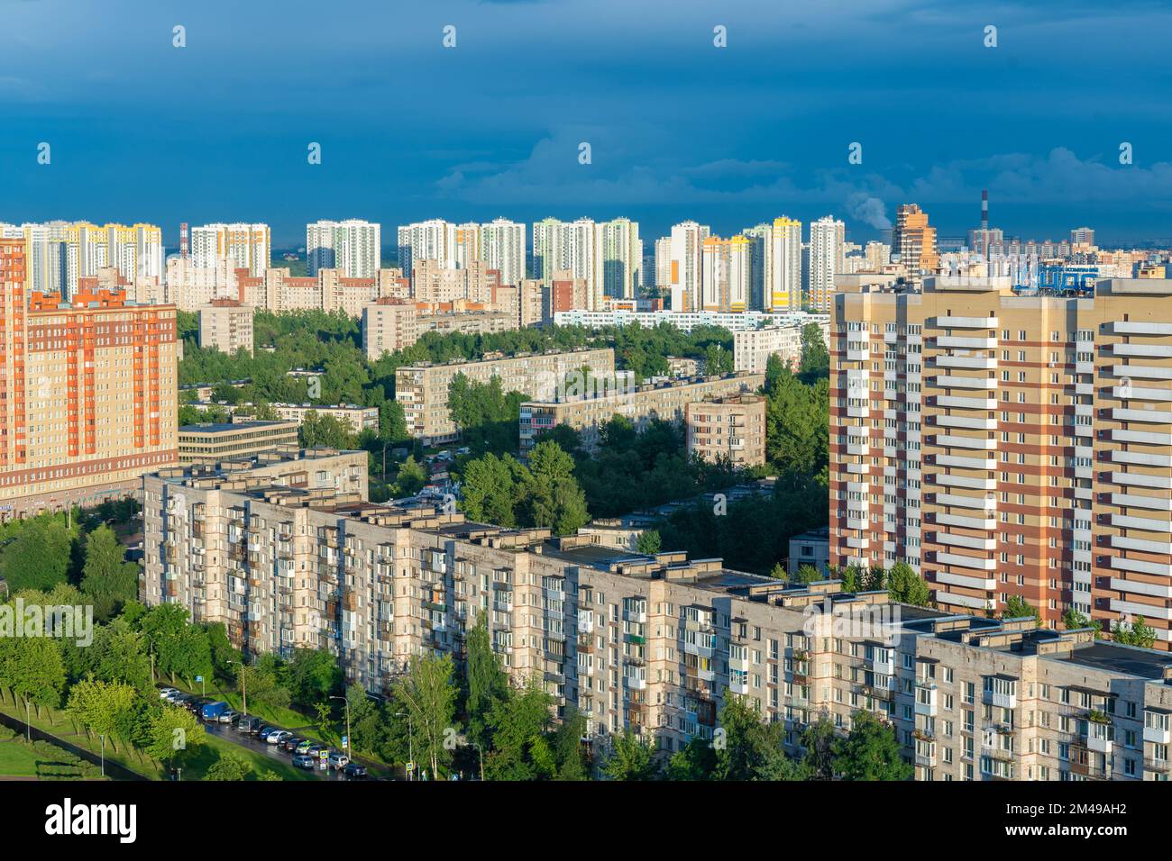 Zona residenziale di San Pietroburgo in una giornata estiva. Foto Stock