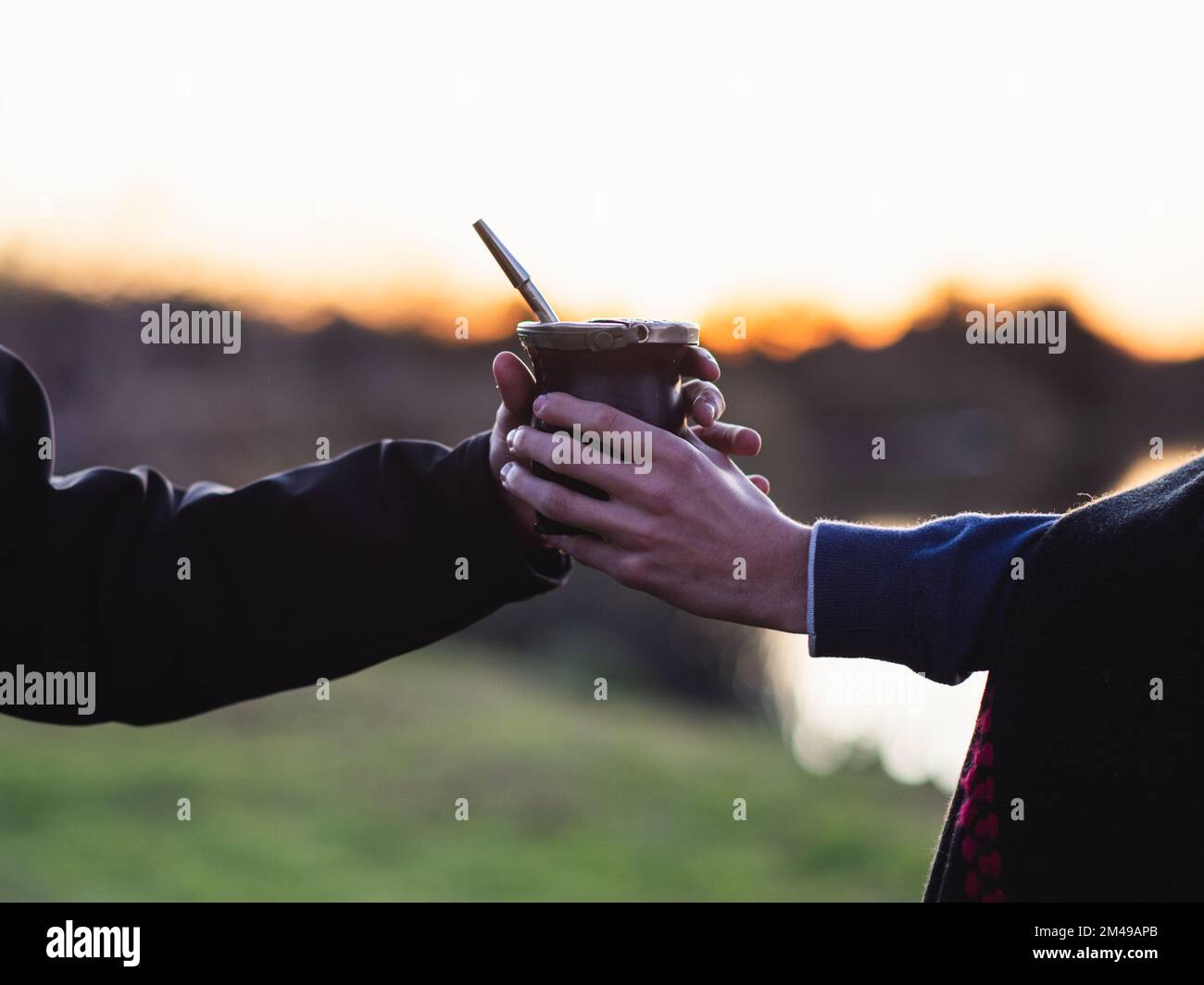 'Mate' argentino in condivisione. Questa immagine simbolizza l'unità, l'amicizia, la cameratismo e la parentela. Rappresenta la cultura argentina. Ago, 2022. Foto Stock