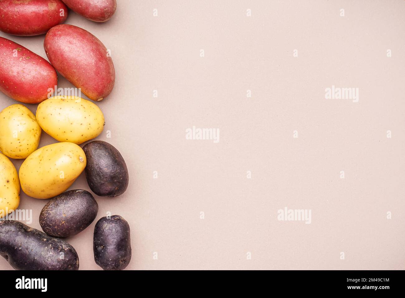 Diversi tipi di patate su sfondo colorato Foto Stock