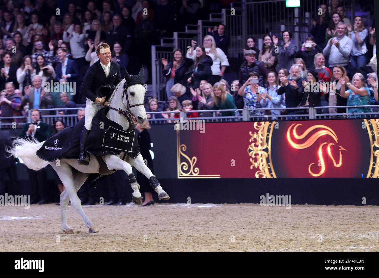 Excel Centre, Londra, Regno Unito. 19th Dec, 2022. 2022° International Horse of the Year Show Day 5; Matthew Sampson in sella a Ebolensky celebra la vittoria del Turkish Airlines London Grand Prix Credit: Action Plus Sports/Alamy Live News Foto Stock