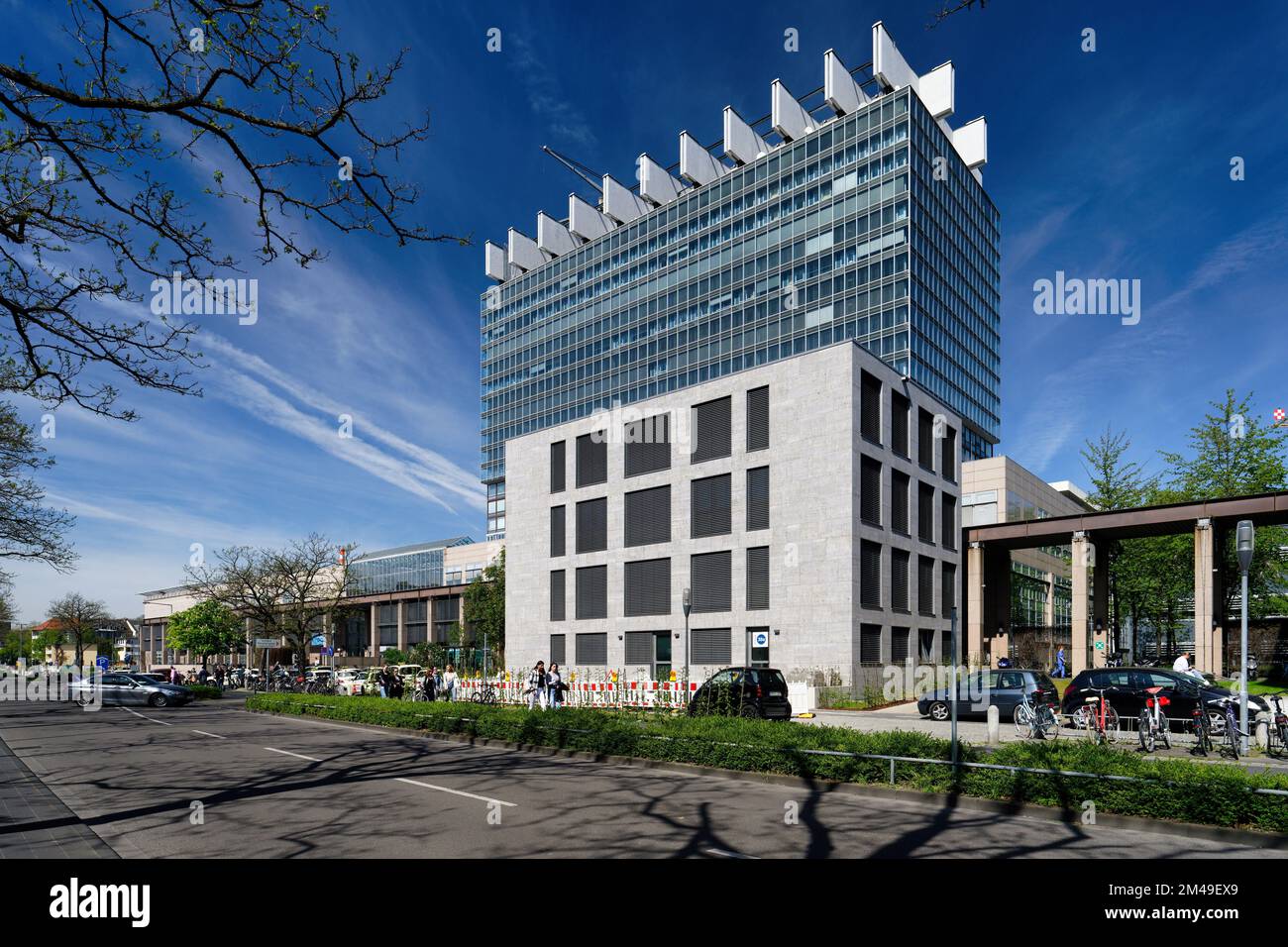 Colonia, Germania, 19 aprile 2022: L'edificio principale dell'ospedale universitario di colonia Foto Stock