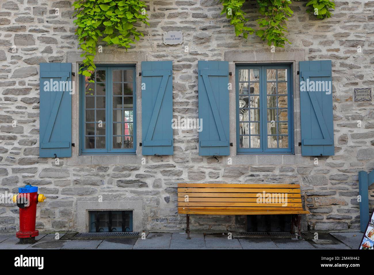 Architettura, finestre con decorazioni floreali, Città Vecchia, Quebec City, Provincia di Quebec, Canada Foto Stock