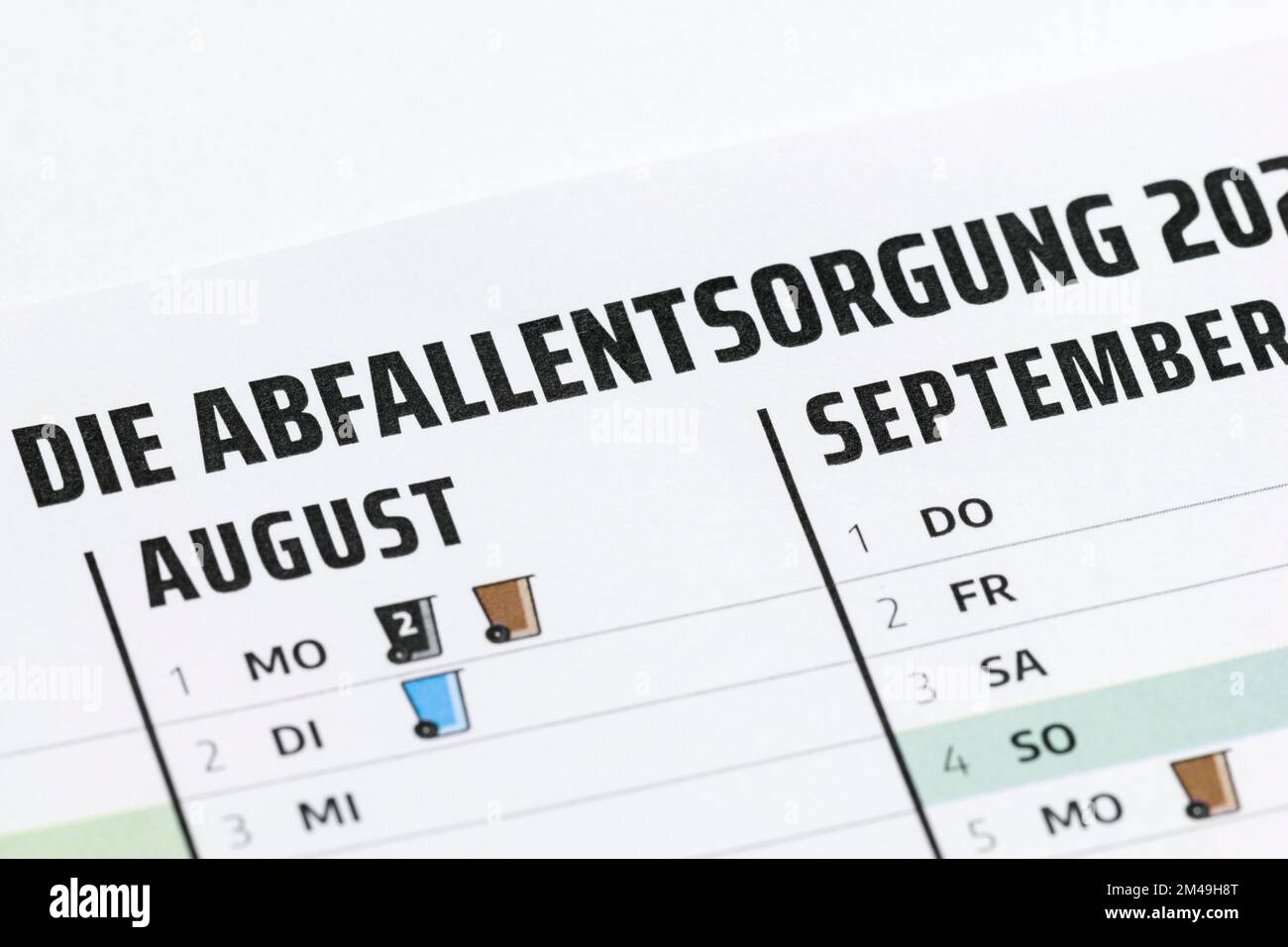 Calendario annuale per lo smaltimento dei rifiuti, le date di raccolta, il bidone nero, il bidone marrone, il bidone blu Foto Stock