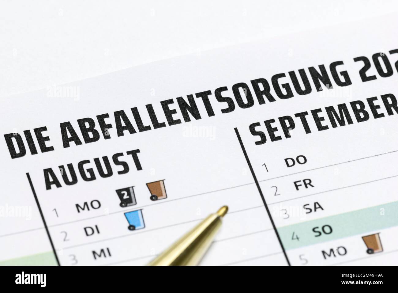 Calendario annuale per lo smaltimento dei rifiuti, le date di raccolta, il bidone nero, il bidone marrone, il bidone blu, biros Foto Stock