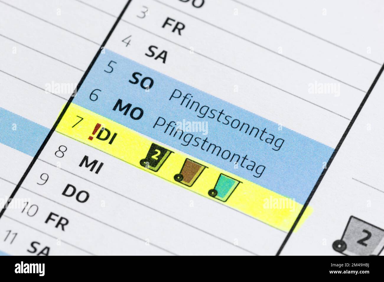 Calendario annuale per lo smaltimento dei rifiuti, le date di raccolta, il bidone nero, il bidone marrone, il bidone blu, Whitsun Foto Stock