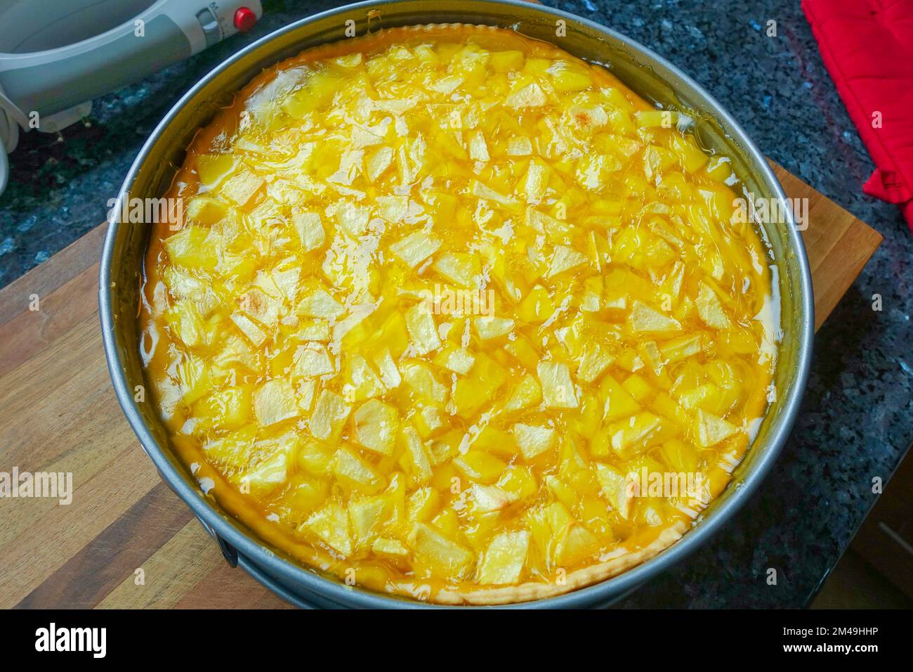 Cucina sveva, preparazione di torta al sidro con mele, torta al forno a forma di molla, teglia, raffreddamento della torta, specialità di cottura sveva, fuori dal forno Foto Stock