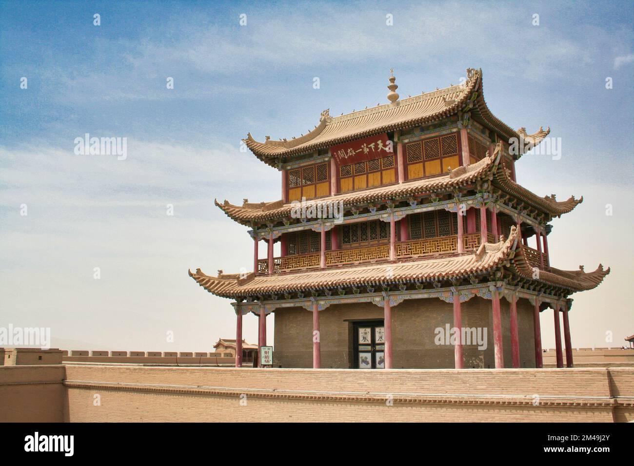 Un bellissimo scatto della storica fortezza di Jiayuguan all'estremità occidentale della dinastia Ming Foto Stock