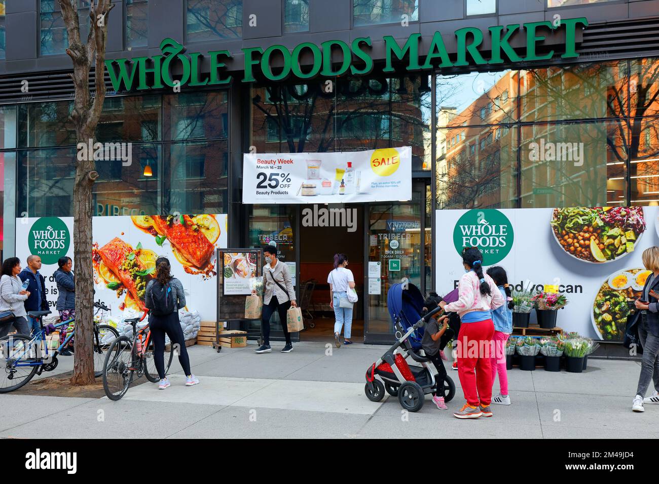 Persone al di fuori di un mercato Whole Foods nel quartiere Tribeca a Manhattan, New York. Foto Stock