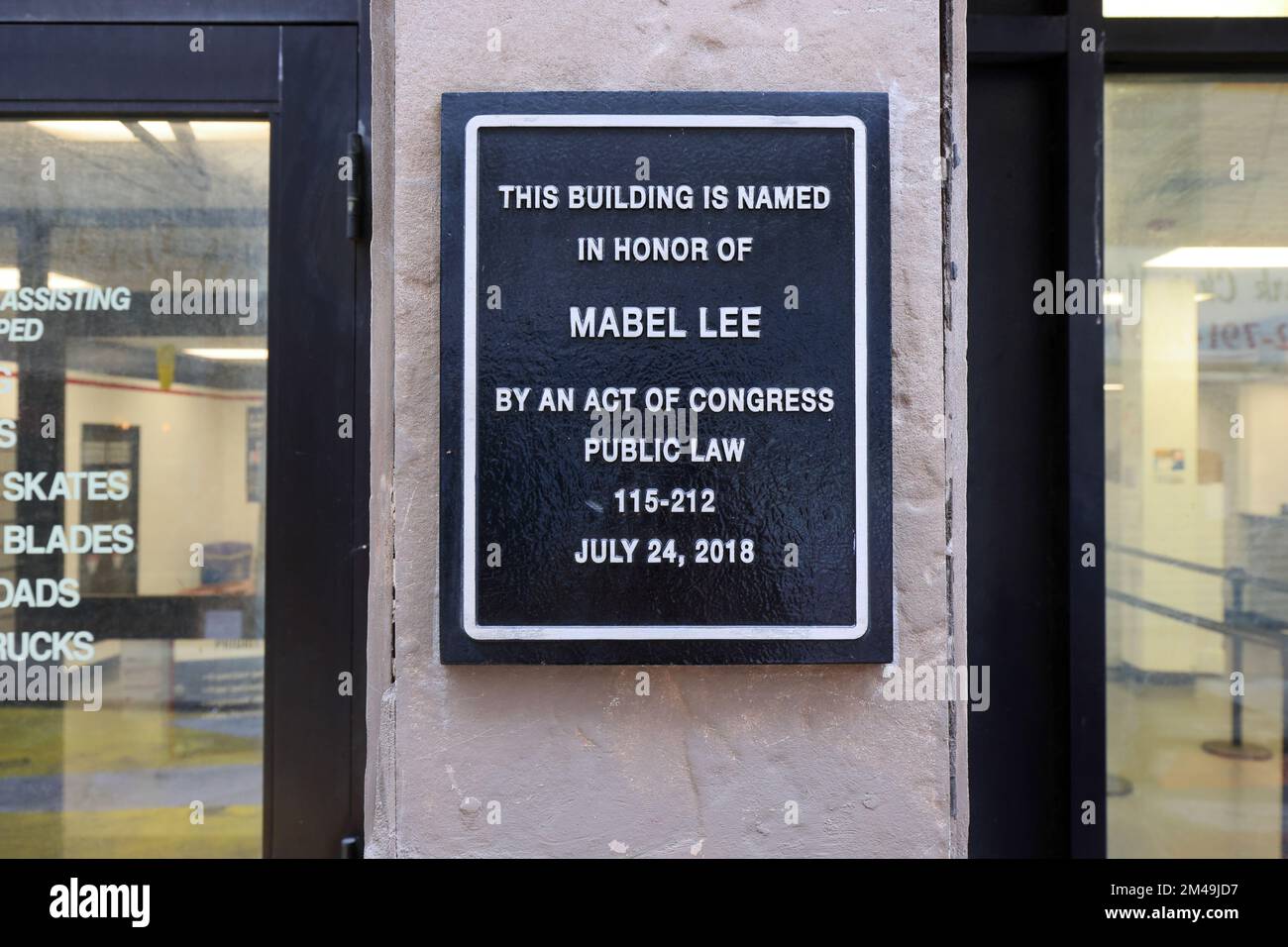 Una targa commemorativa della ridenominazione di un ufficio postale degli Stati Uniti in Mabel Lee Memorial Post Office in onore del Dr. Mabel Lee con un atto del Congresso. 李彬华 李美步 Foto Stock