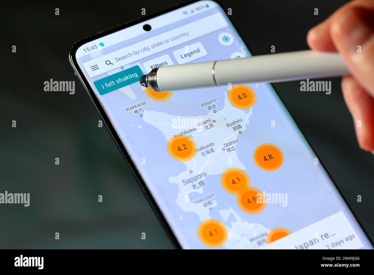 Uno stilo indica il pulsante "i felt shaking" sull'app MyShake Earthquake di UC Berkeley Seismologic Lab. Foto Stock