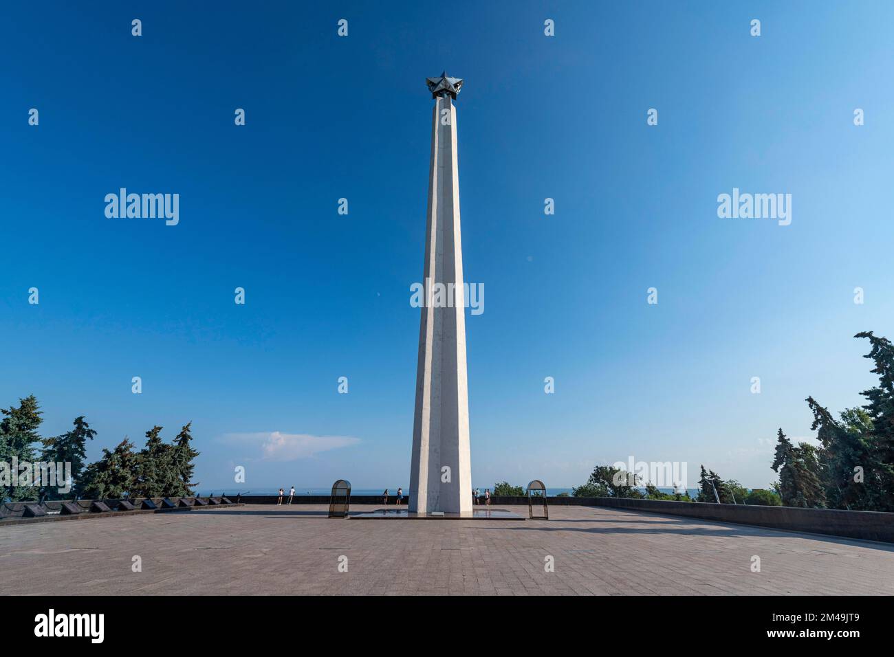 Obelisco Slavy G. Ulyanovsk affacciato sul fiume Volga, Ulyanovsk, Russia Foto Stock