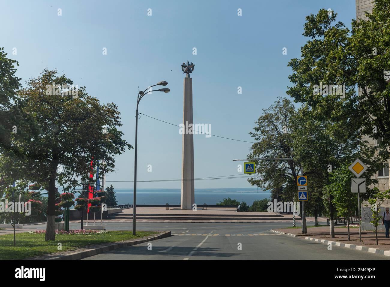 Obelisco Slavy G. Ulyanovsk affacciato sul fiume Volga, Ulyanovsk, Russia Foto Stock